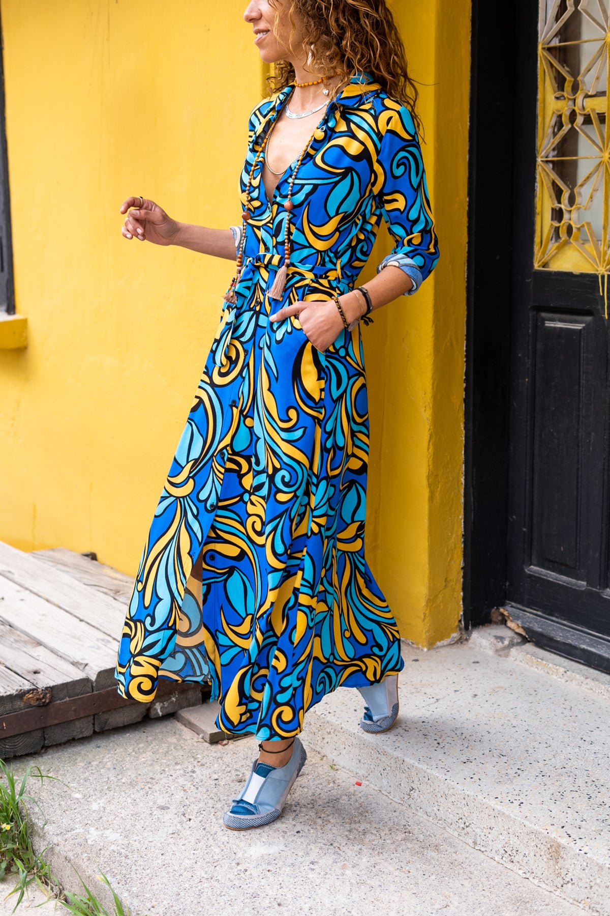 Turquoise and black women's dress, Special design classic shirt collar dress, Long-sleeved pocketed viscose dress, New season belt detail dress, Turkey-produced turquoise-black women's dresses.