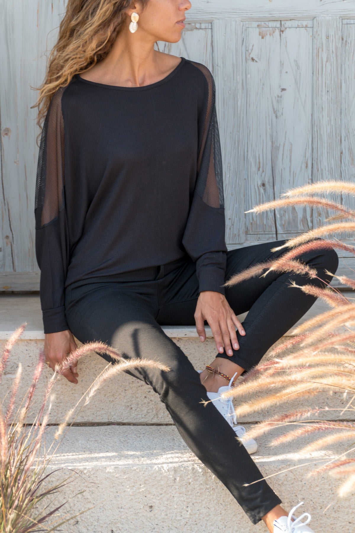 Women's blouse, trendy, casual, stylish, comfortable, new season, affordable price, black color, plain design, wide round neck, long sleeve, loose-fitting and tulle sleeve detail, made of 95% polyester and 5% elastane fabric.
